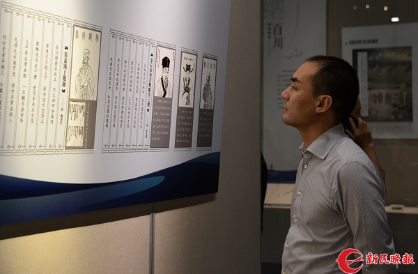 市民观看青龙镇文物展出.jpg