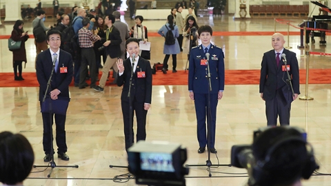 闭幕会后党代表通道第三次开启，党代表们接受采访：带动身边人共赴新征程共圆中国梦