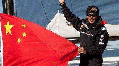 破浪红旗涛头立，我们是中国海员