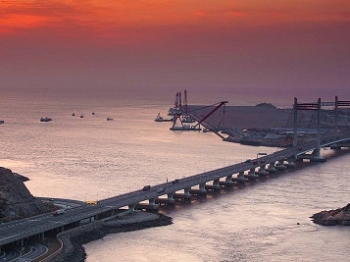 “钓友”为海钓竟在东海大桥桥墩打孔