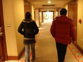 男子开房后求婚不成顺走手机，女子装怀孕引其落网