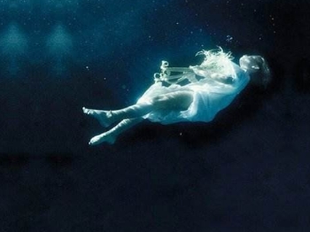 赌徒杀妻骗保，被害人家属起诉保险公司索赔引争议