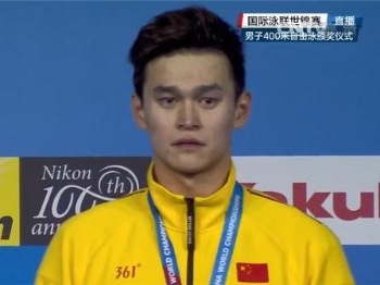 【场外音】中国游泳健儿们，希望你们的笑容比眼泪多