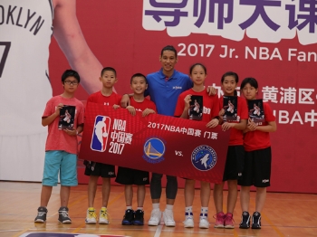 林书豪变身导师：青少年篮球不能只学“花架子”
