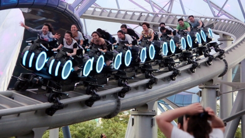 上海迪士尼乐园游客超1300万 预期首个财年盈利