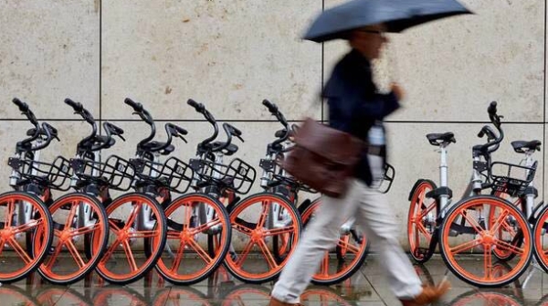 这个英国熊孩子破坏共享单车，被亲妈拧到了警察局