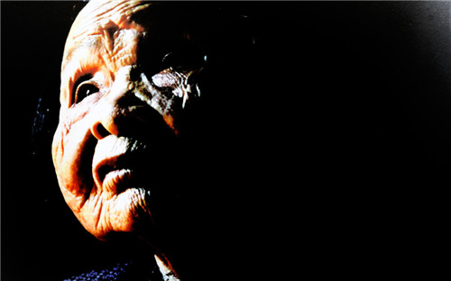 看过《二十二》吗？我曾握过她们干枯的手