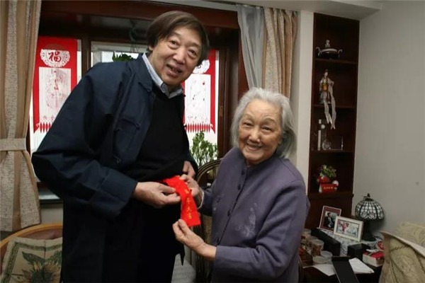 冯先生72岁本命年时，母亲为他亲手缝了一条红腰带。.jpg