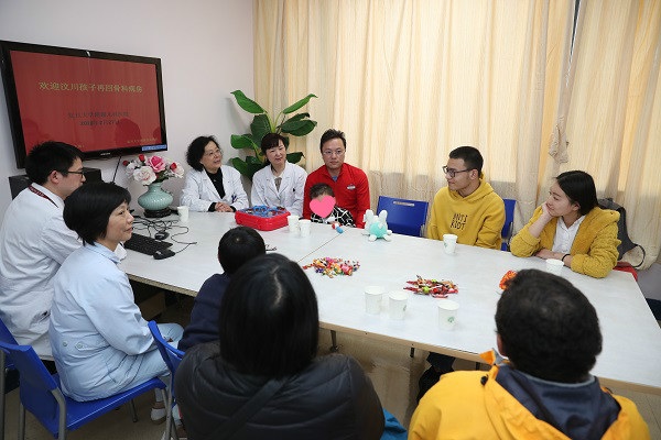 十年后的重逢 上海医生精湛医术让汶川地震肢