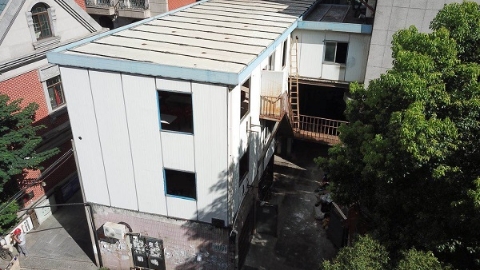 现场目击｜中电大酒店违法搭建“裙楼” 存在严重消防隐患