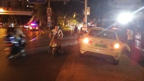 现场目击｜这里“灯下黑” 那边太刺眼 市民夜行路有点危险