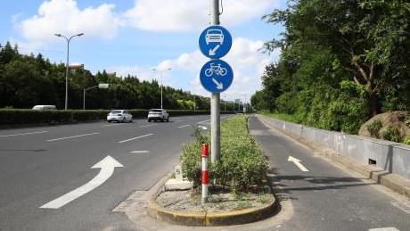 记者调查｜5公里长道路竟没有人行道，这段嘉松中路让人“无路可走”