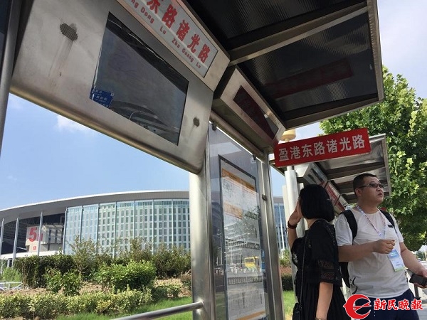 邻近国家会展中心的776路车站，电子显示屏上一片黑暗（曹刚 摄）.jpg