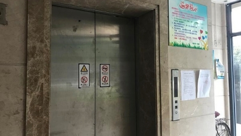 现场目击 | 小区电梯“罢工”4天 居民爬楼“汗淌淌滴”