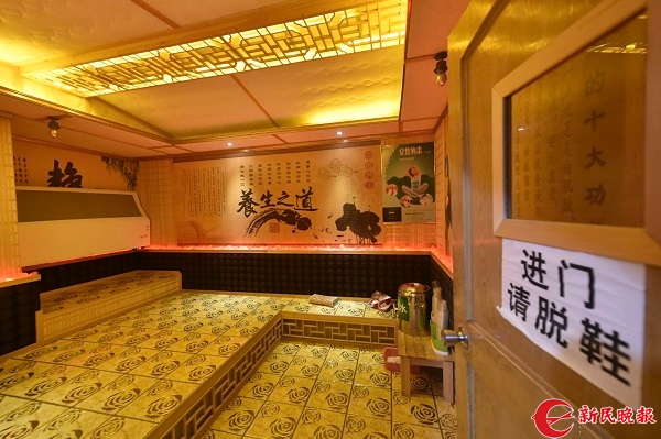 克隆出租车司机家中金碧辉煌的“汗蒸室”.jpg