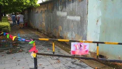 现场目击｜工地围墙斑驳开裂倾斜 台风“云雀”将至路人担心