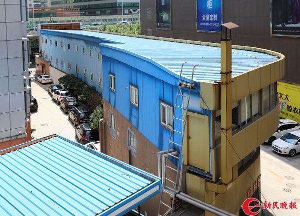 3层彩钢板房前后面貌迥异，疑似违法建筑（王凯 摄）.jpg