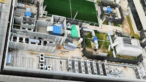 现场目击 | 几十台空调外机密集“轰炸”，吵得居民去朋友家“避难”