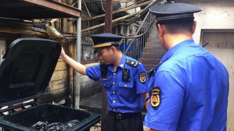 上午处置｜垃圾分类不能只说不做  城管队员上门宣传教育