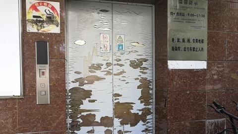 高温第一线 |超35℃电梯也放“高温假” 天热停运苦煞行人