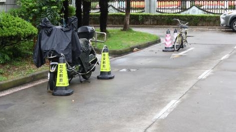 现场目击｜私装地锁车桩抢位 已被小区物业拆除