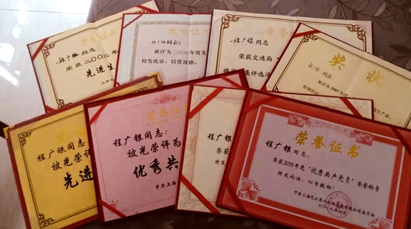 出生在国庆的老程退休第一天就回车队当志愿者