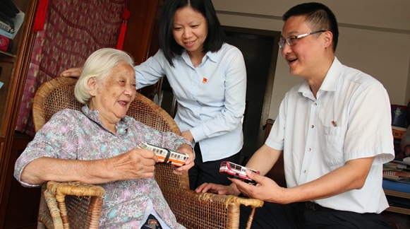 九旬老人用特殊方式迎国庆：把最心爱的车模送给最熟悉的车队