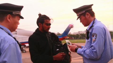 外高桥边检站开启“绿色通道” 海陆空联动为重伤外籍船员赢得抢救时间