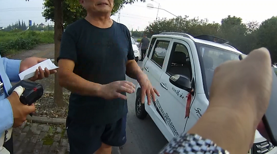 开新能源汽车无需驾证？男子无证无牌驾车被查，想写“保证书”求情