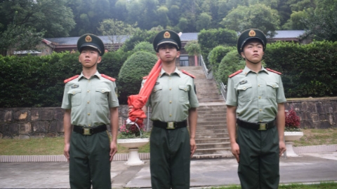 庆祝新中国成立70周年丨清晨 佘山脚下武警“国旗班”又升起了国旗