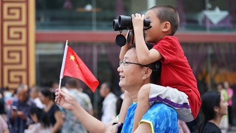 北京街头市民起早等待，只为亲眼看阅兵！