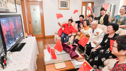 老兵看国庆阅兵心潮澎湃 吃碗“国庆面”幸福无比