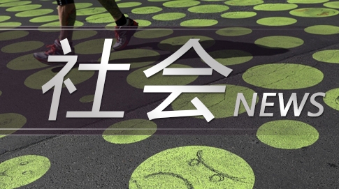 老伯摔进小区花坛不见踪影 热心人帮助找回走失老人