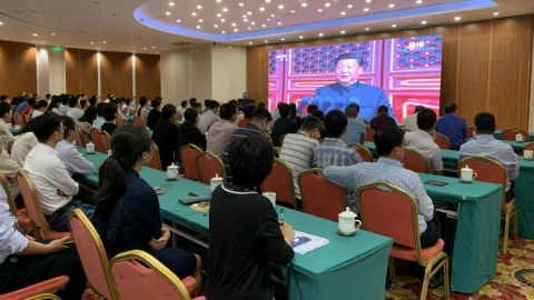 当“临港蓝”遇上“国庆红”！上海自贸区临港新片区干部群众集中观看国庆阅兵式