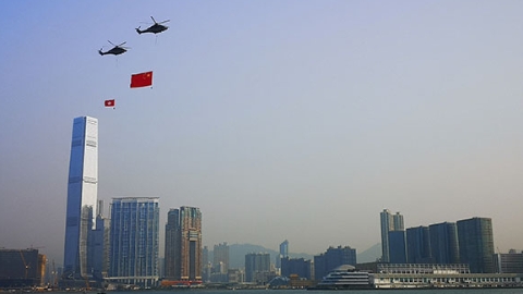 “歌唱祖国”响彻香港维多利亚港