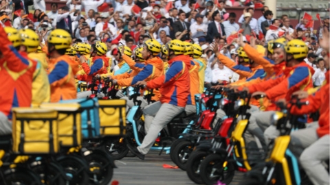 今天，快递小哥们走过天安门广场