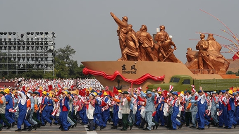 群众游行：欢歌盛赞新时代 同心共筑中国梦