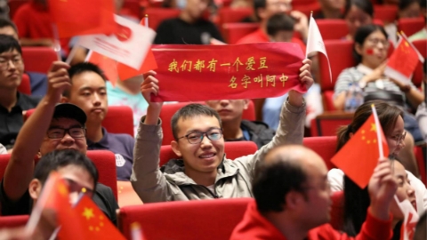 上海高校举行特别的升旗仪式  师生聚在一起激动的心情久久未平