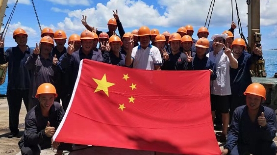 五星红旗飘扬在太平洋岛国基里巴斯 上海水产人为新中国庆生