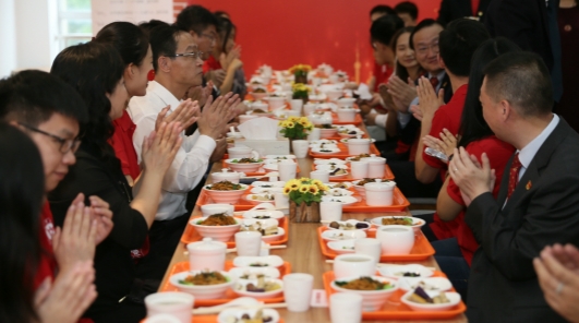 同观礼同吃国庆面 上海中医大师生在爱国主义教育中浸润心灵