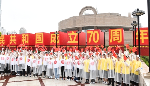 凝心聚力实现中国梦：上海干部群众聆听习近平总书记的重要讲话并收看国庆阅兵式