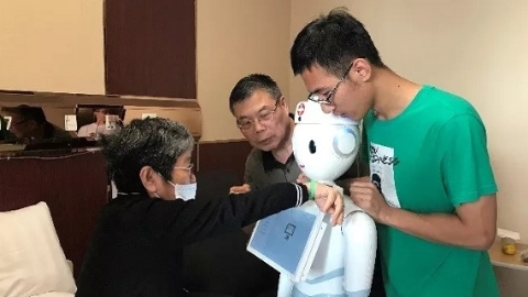 “医疗+金融”合作创新 沪上首个智慧住院床旁服务机器人“上岗”