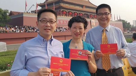 “很荣幸，我们俩能代表上海的中学老师在天安门观礼”