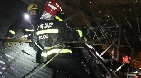 楼顶太阳能热水器摇摇欲坠 消防员高空排险