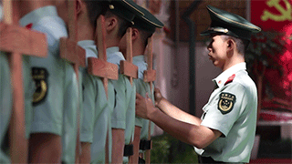 踢正步踢到脚发麻！揭秘国庆武警国旗班人民广场升旗背后的故事