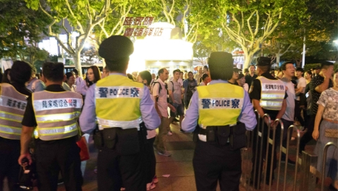 华美灯光秀吸引“人从众”，浦东警方每日安排2100名“重兵”分层把守