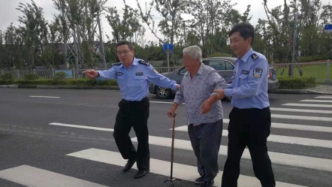 和家人聚餐后，八旬老太回养老院途中迷了路