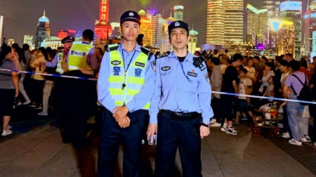 外滩安保岗位的警察“上阵父子兵”