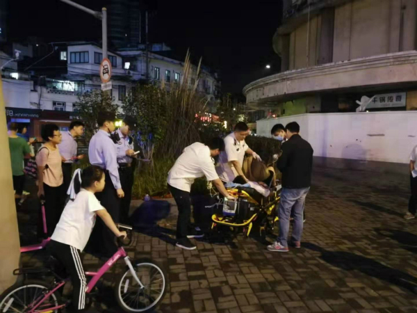 重庆摄影爱好者突发疾病倒地 虹口民警和众人及时救助