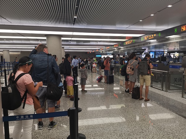 国庆长假进入后半场 昨起虹桥机场迎来入境高峰